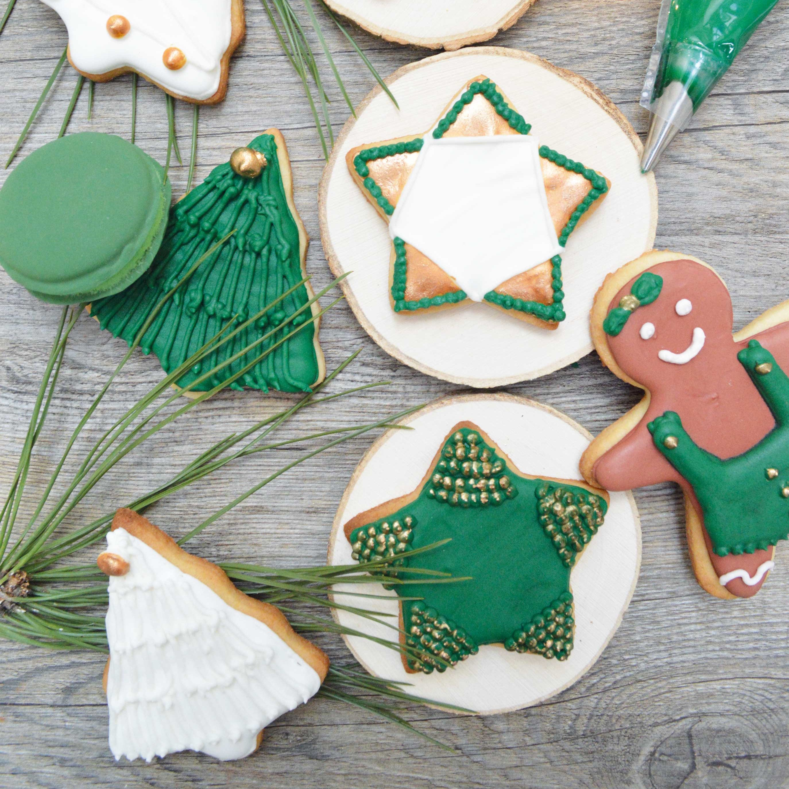 Comment décorer un biscuit de Noël avec du glaçage royal I Sweetly Cakes 